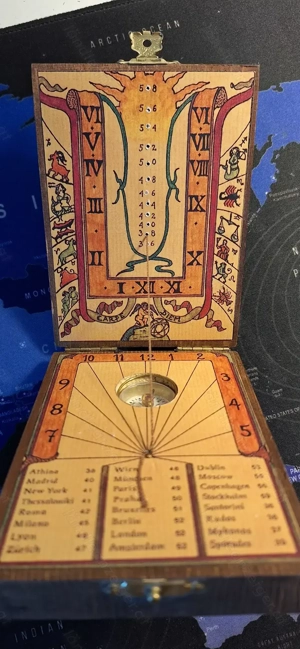 Kompass aus Holz Bild 2