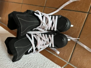 Eishockeyschuhe 35 schwarz rot Bild 2
