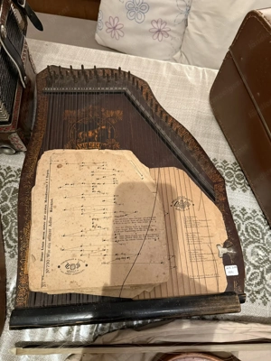 Antike Zitter mit Notenblätter