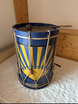 Große Trommel mit FDJ-Aufdruck