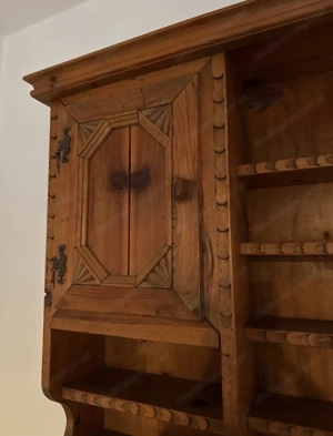 Holzregal mit Schnitzerei Bild 2