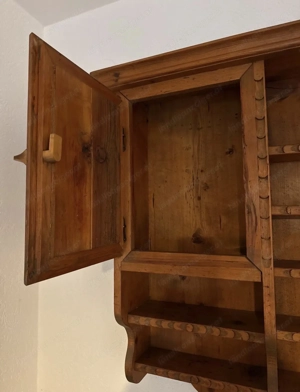 Holzregal mit Schnitzerei Bild 3