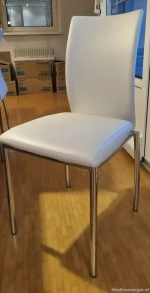 weiße Stühle 