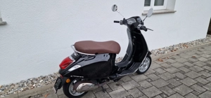 Verkaufe eine Vespa Primavera 50 2T in Schwarz Bild 2