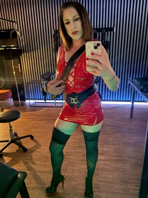 Domina Zara trainiert Unterwürfige  Bild 4