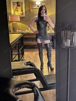 Domina Zara trainiert Unterwürfige  Bild 3