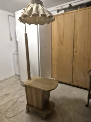 Antiker Retro-Beistelltisch mit integrierter Stehlampe Bild 2