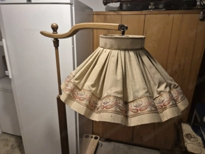 Antiker Retro-Beistelltisch mit integrierter Stehlampe Bild 3