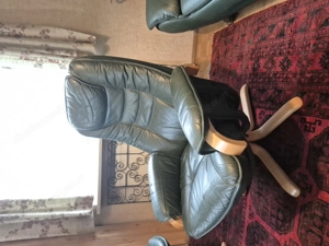 Sehr gut erhaltene Echt-Leder Couch-Garnitur mit Drehstühlen und Fußauflage Bild 4