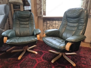 Sehr gut erhaltene Echt-Leder Couch-Garnitur mit Drehstühlen und Fußauflage Bild 5