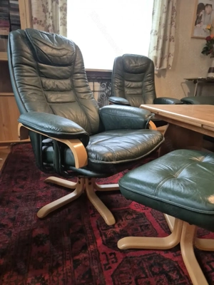 Sehr gut erhaltene Echt-Leder Couch-Garnitur mit Drehstühlen und Fußauflage Bild 3