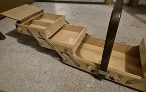 Antikes geschnitztes, bemaltes Holz-Nähkästchen - Retro Bild 3