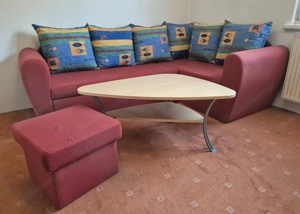 Couch mit sechs Polster, ausziehbar, mit zusätzlichem Bettkasten Hocker und Couchtisch