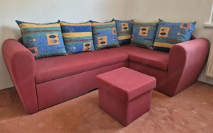 Couch mit sechs Polster, ausziehbar, mit zusätzlichem Bettkasten Hocker und Couchtisch Bild 6