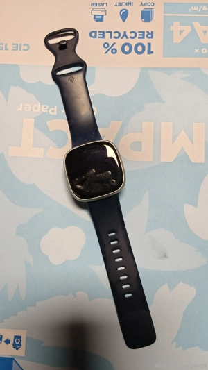 Fitbit Versa 3 Fitnessuhr Bild 2