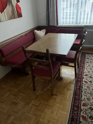 Eckbank inklusive ausziehbaren Tisch und 2 Stühle zu verschenken