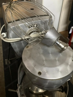 Verkaufe Rührmaschine mit Knethacken und Schneebesen