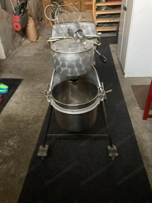 Verkaufe Rührmaschine mit Knethacken und Schneebesen Bild 3