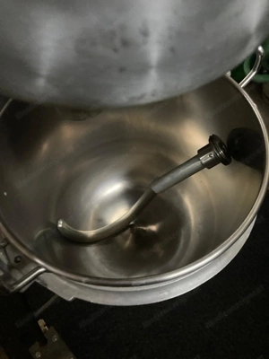 Verkaufe Rührmaschine mit Knethacken und Schneebesen Bild 2