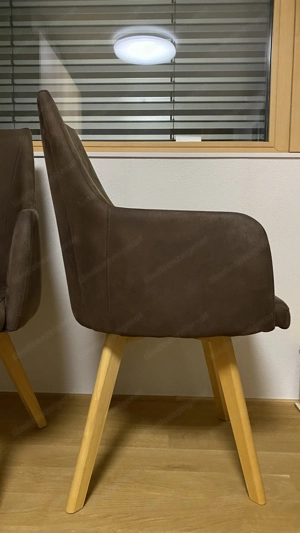 Set aus 6 Esszimmer-Stühlen. Unempfindlicher Mikrofaserbezug, Massivholzgestell. Bild 2