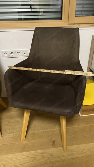 Set aus 6 Esszimmer-Stühlen. Unempfindlicher Mikrofaserbezug, Massivholzgestell. Bild 4