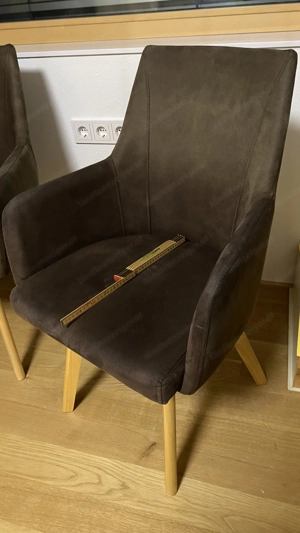 Set aus 6 Esszimmer-Stühlen. Unempfindlicher Mikrofaserbezug, Massivholzgestell. Bild 5