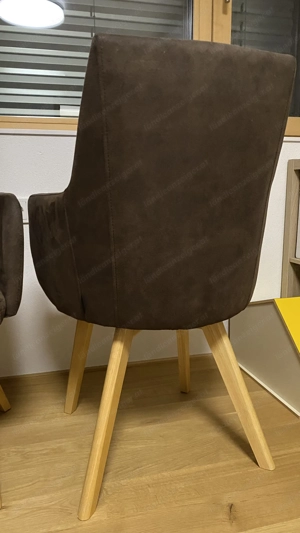 Set aus 6 Esszimmer-Stühlen. Unempfindlicher Mikrofaserbezug, Massivholzgestell. Bild 3