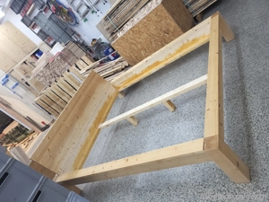 Vollholz Bett Tischler arbeitet  Bild 4