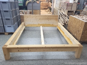 Vollholz Bett Tischler arbeitet 