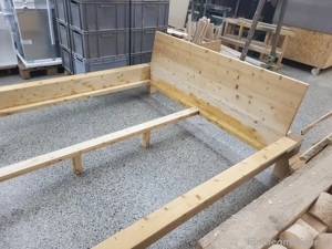 Vollholz Bett Tischler arbeitet  Bild 3