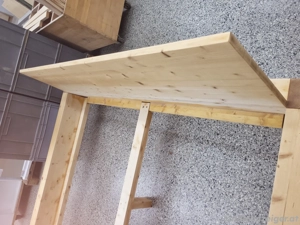 Vollholz Bett Tischler arbeitet  Bild 2