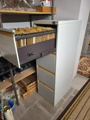 Schrank mit Hängefächer