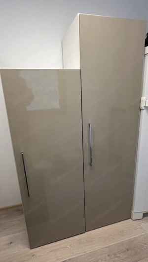 Kleiderschrank bzw. Vorratsschrank braun hochglanz
