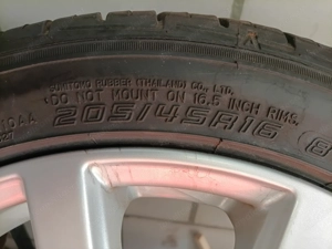Schöne Alu Felgen mit guten Sommerreifen Bild 1