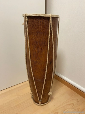 Djembé, eine einfellige Bechertrommel aus Westafrika.  Bild 2
