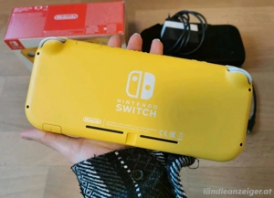 Gelbe Nintendo Switch Lite in exzellentem Zustand.