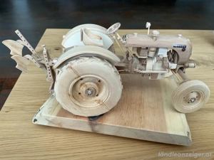 Oldtimerliebhaber   Model Traktor aus Holz