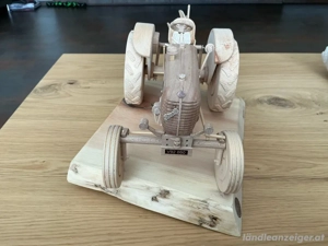 Model OldtimerTraktor aus Holz
