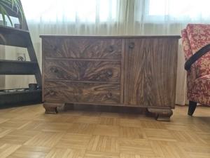 Antike Kommode mit Glasplatte