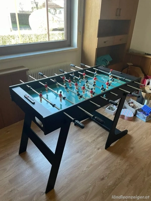 Tischfußballtisch mit Bälle