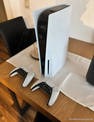 PlayStation 5 PS5 mit 2 DualSense-Controllern Bild 2