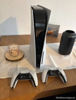 PlayStation 5 PS5 mit 2 DualSense-Controllern