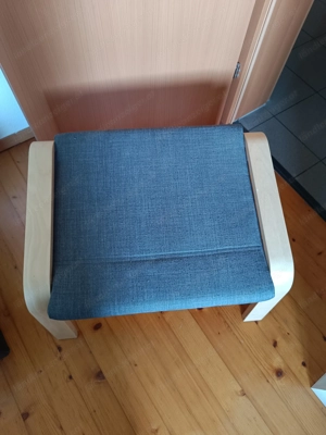 Poäng Fußstütze Hocker mit hellgrauem Polster