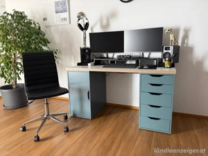 Schreibtisch mit Bürostuhl Bild 2