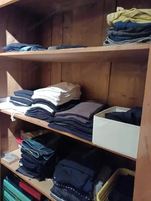 Wunderschöner Schrank aus massivem Holz - rustikal & hochwertig Bild 2