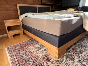 Doppelbett mit Nachtkästchen Bild 2