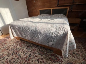 Doppelbett mit Nachtkästchen Bild 3