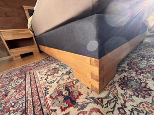 Doppelbett mit Nachtkästchen Bild 4