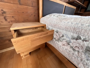 Doppelbett mit Nachtkästchen Bild 5