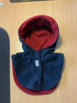 Mütze zum Wenden mit integriertem Schal, blau rot mit Reflexionsstreifen und Klettverschlüssen